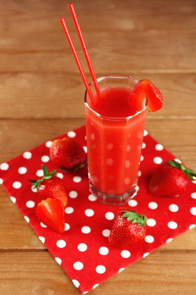 Glass of fresh strawberry juice — Stock Photo, Image