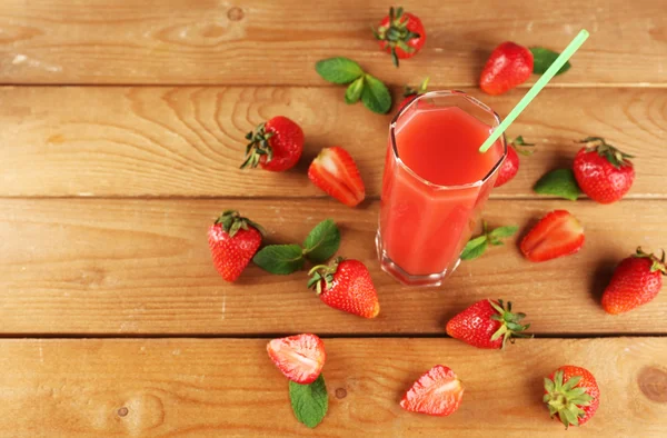 Glass of fresh strawberry juice — Stock Photo, Image