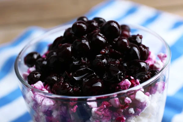 Cottage cheese with black canned currant — Stock Photo, Image