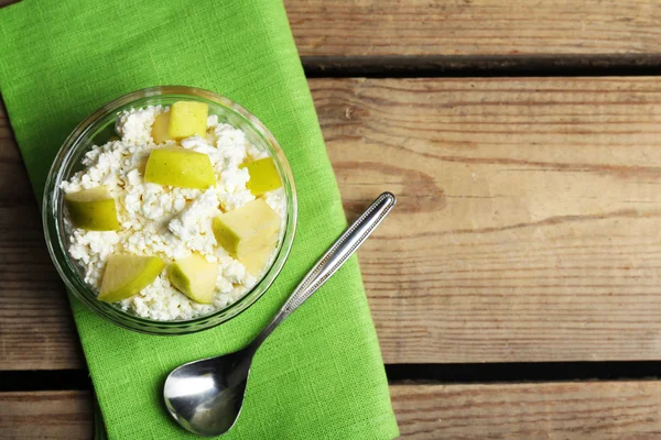 Cottage cheese with green apple — Stock Photo, Image