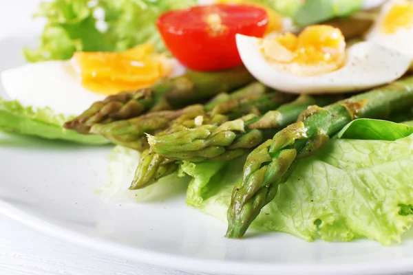 Ensalada con espárragos cocidos y huevo — Foto de Stock