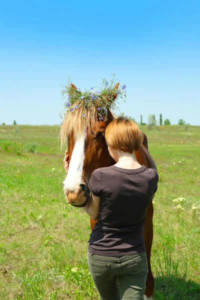 Retrato de hermoso caballo marrón con corona y mujer joven, al aire libre — Foto de Stock