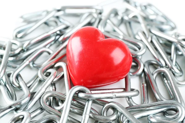 Forma do coração com corrente de metal, close-up — Fotografia de Stock