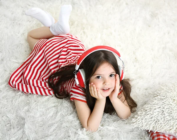 Hermosa niña escuchando música en la habitación —  Fotos de Stock