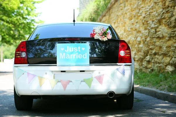 Beautiful flowers on wedding car — Stock Photo, Image