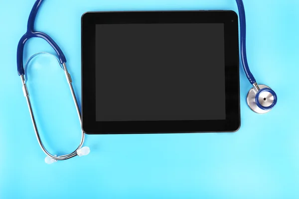 Tablet and stethoscope on blue background — 图库照片