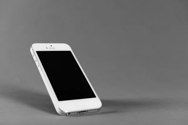 Moderno telefone celular touchscreen em fundo cinza — Fotografia de Stock