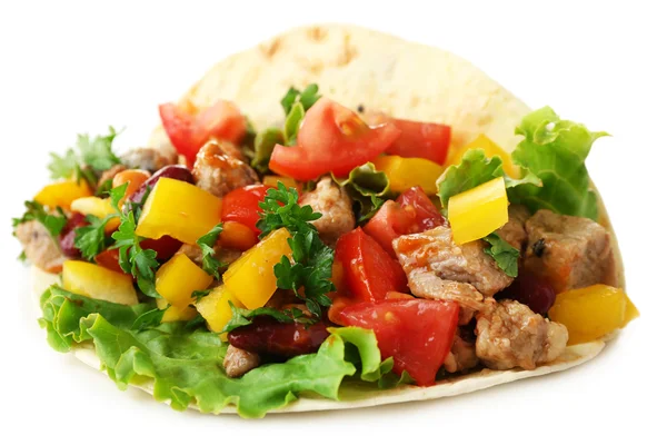 Burrito de carne caseira com legumes e tortilla, isolado em branco — Fotografia de Stock