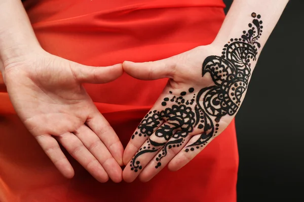 Obrázek hennou na ženské ruce, záběr — Stock fotografie