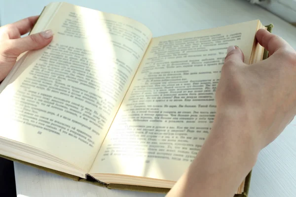 Mujer leyendo libro cerca de ventana — Foto de Stock