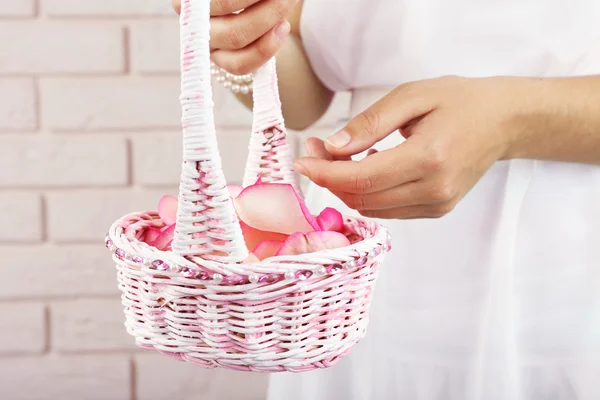 Une fille tenant un panier de fleurs. Concept de mariage — Photo