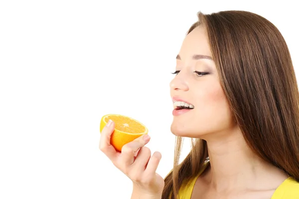 健康的年轻女子，切片橙上白色孤立 — 图库照片