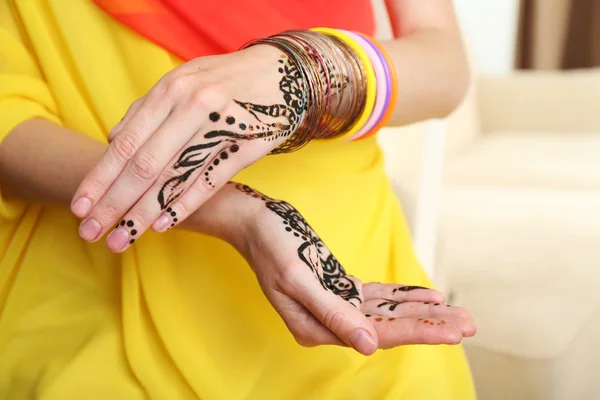 Afbeelding van henna op vrouwelijke handen, close-up — Stockfoto