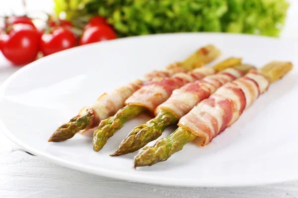 Schotel van asperges en bacon in plaat, close-up — Stockfoto