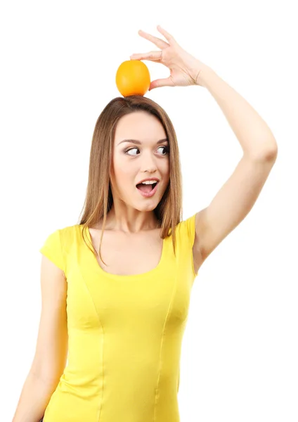 Mujer joven y saludable con naranja en la cabeza aislada en blanco —  Fotos de Stock