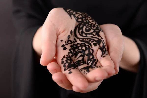 Zbliżenie obrazu henna kobiece strony na ciemnym tle — Zdjęcie stockowe