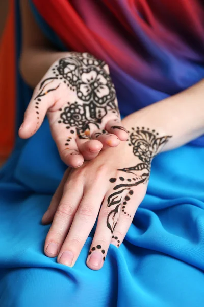 Imagem de henna em mãos femininas — Fotografia de Stock