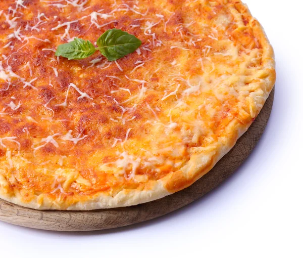 Pizza de queijo isolada em branco — Fotografia de Stock