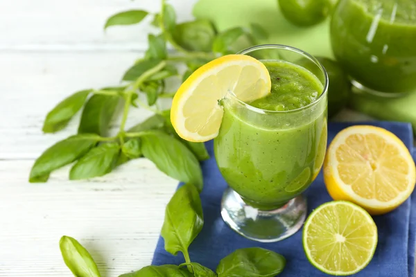 Healthy green smoothie with spinach and lemon — Stock Photo, Image