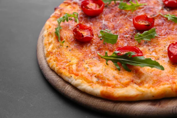 Pizza mit Rucola und Kirschtomaten — Stockfoto