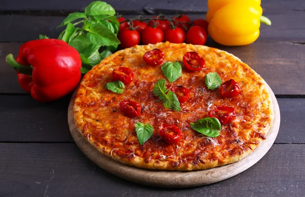 Пицца с базиликом и помидорами черри — стоковое фото