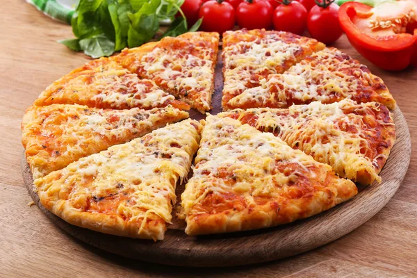 Sajtos pizza a fa vágódeszka — Stock Fotó