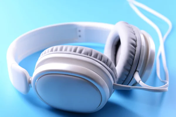 Kopfhörer auf blauem Hintergrund — Stockfoto