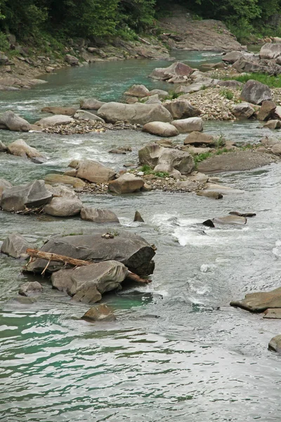 Agua que fluye sobre rocas — Foto de Stock