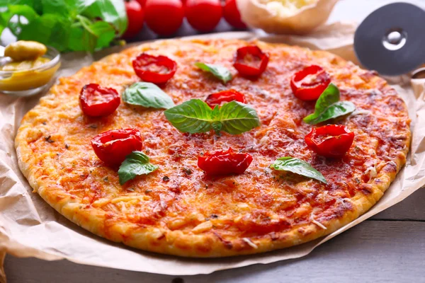 Pizza com manjericão e tomate cereja — Fotografia de Stock