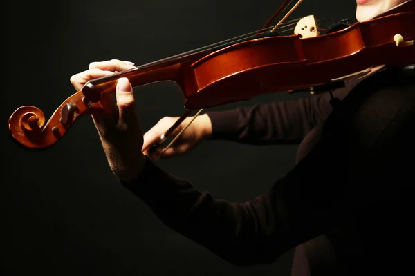 어두운 배경에서 바이올린을 연주하는 바이올리니스트 — 스톡 사진