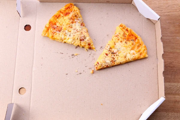 Trozos de pizza en cartón —  Fotos de Stock