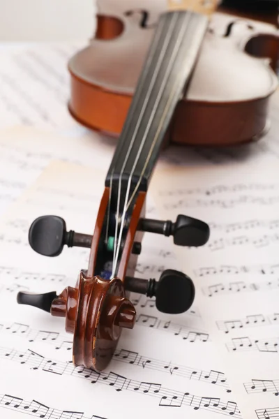 Violino clássico em folhas de música — Fotografia de Stock