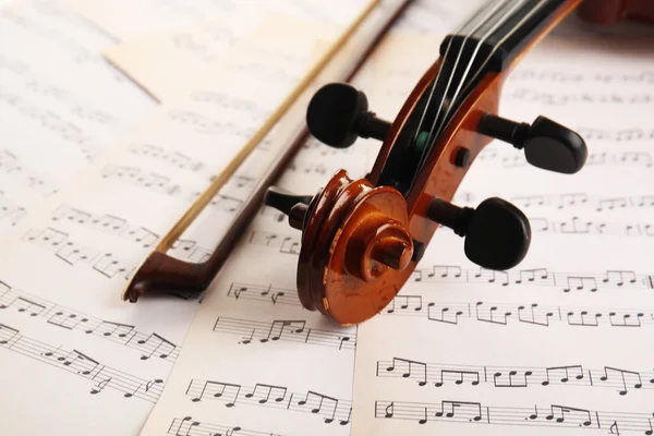 Violín clásico en hojas de música — Foto de Stock