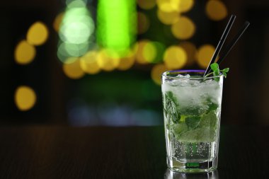 Kokteyl bardak üzerinde bar