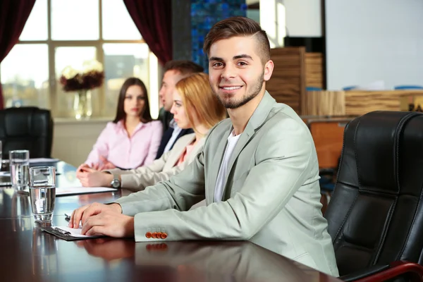 Geschäftsleute und Geschäftsleute arbeiten im Konferenzraum — Stockfoto