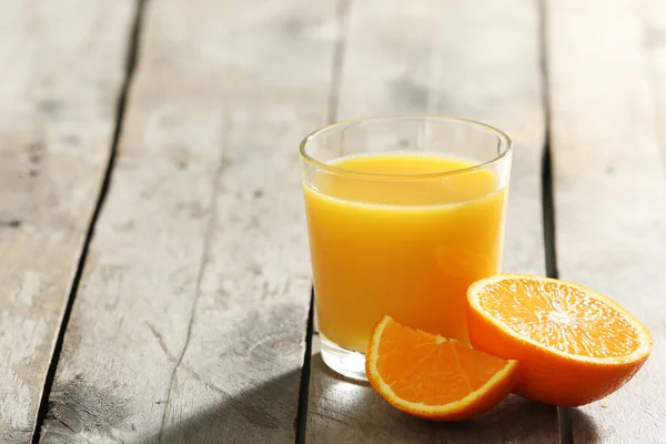 Sinaasappelsap op tafel — Stockfoto