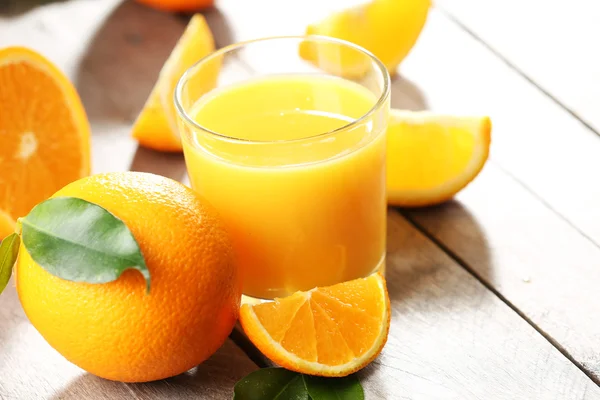 Sumo de laranja na mesa — Fotografia de Stock