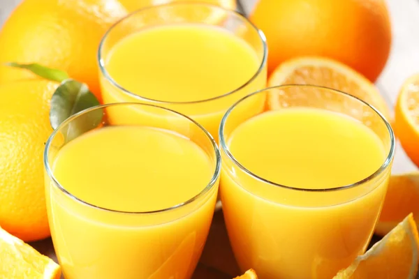Sumo de laranja na mesa — Fotografia de Stock