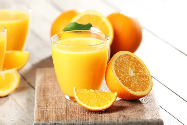 Jugo de naranja en la mesa — Foto de Stock