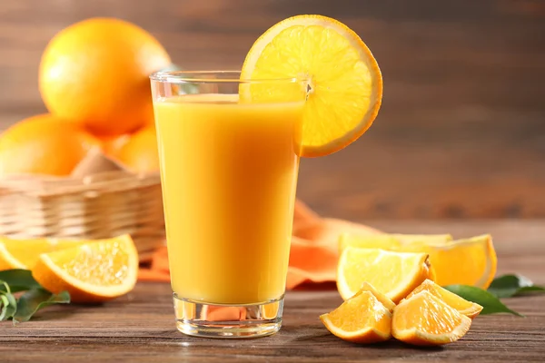 Pomerančový džus na stole — Stock fotografie