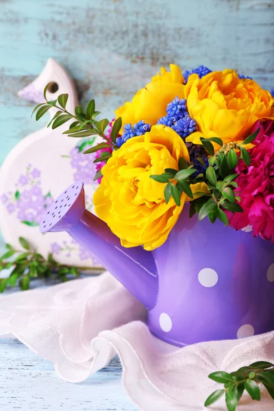Taze bahar çiçekleri ile kompozisyon — Stok fotoğraf