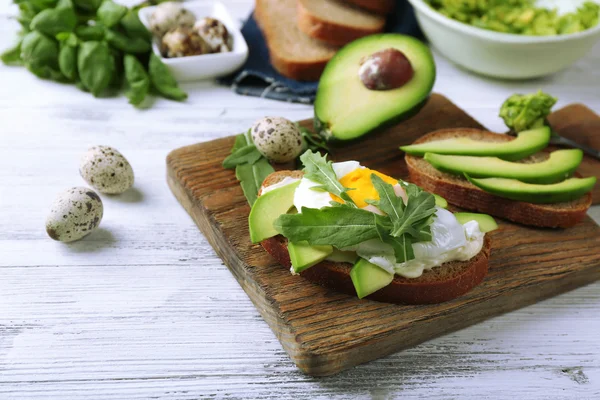 Läckra mackor med ägg, avokado och grönsaker — Stockfoto