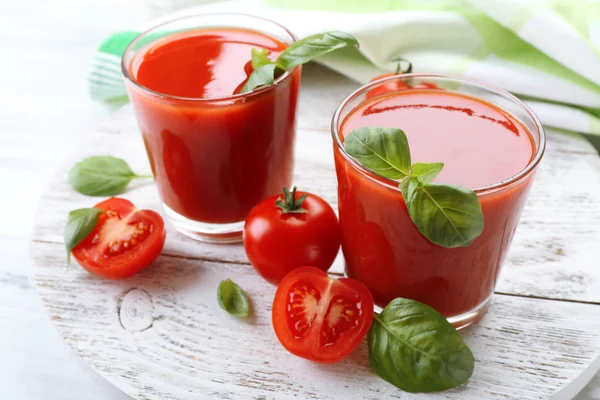 Очки свежего томатного сока — стоковое фото