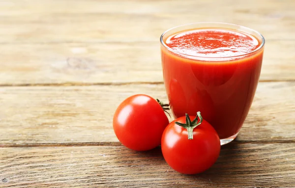 Glas vers tomatensap — Stockfoto