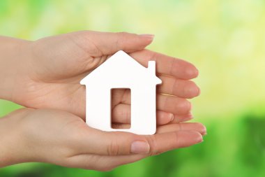 Evin model tutan eller