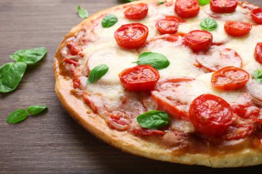 Peynir ve domates lezzetli pizza