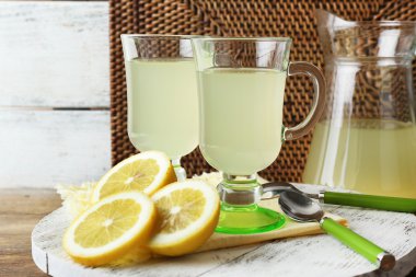 Limon suyu ve dilimlenmiş limon ile natürmort