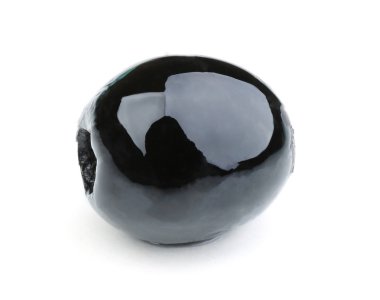 siyah zeytin beyaza izole edilmiş