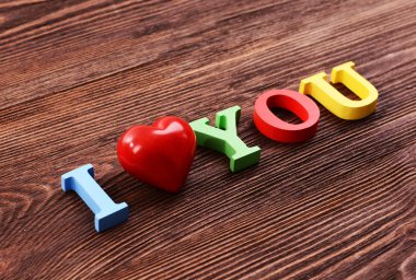 I Love You renkli harflerin yapılan yazıt