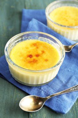 Creme brulee tatlısı peçete üzerinde